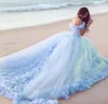 カラフルなボールガウンスタイルのビーチのウェディングドレスオフ肩の手作りの花コルセットレースアップピンクライトパープルブルーピーチの花嫁ガウン