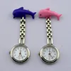 Mode dolphin sjuksköterska legering klockor clip-on hängande sjukvård ficka klocka brosch doctor quartz timer färgglada tecknade design sjuksköterskor klockan