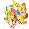 Slumpmässiga 20st / pack squishies leksak långsam stigande squishy miniatyr mat sötmaffärer glass bröd jordgubbar charm telefonremmar mjuk frukt leksaker