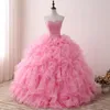 Różowe sukienki Quinceanera 2023 suknie balowe z koralikami kurtka Ruffled organza koronkowa w górę puchowa puchowa sukienka na bal maturę