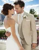 Op maat gemaakte twee knoppen Beige Bruidegom Tuxedos Notch Revers Beste Man GroomsMen Suits Wedding Past Bruidegom (jas + Pants + Vest)