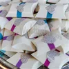 Livraison gratuite 50pcs oreiller boîte à bonbons carton 5-8 bonbons capacité mariage décoration bonbons cadeau pochette faveurs