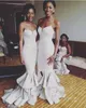 Sexiga Silver Mermaid Bridesmaid Dresses Sweetheart Satin Ruched Ruffles Long Prom Party Gowns Plus Storlek Country Maid of Honor Gown Cheap