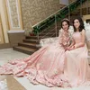 Wspaniały Różowy Sheer Szyi Suknie Ślubne Aplikacje Perły Zroszony Rękawy Illusion Suknia Balowa Suknie Ślubne Sweep Pociąg Wedding Vestidos