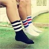 Vente en gros - Nouveaux hommes / femmes 3 Chaussettes en coton à trois rayures Retro Old School Hiphop Skate Long Short Meias harajuku blanc noir hiver cool1