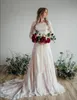 Rosa Meerjungfrau-Spitze bescheidene Brautkleider mit langen Ärmeln und Juwelenhals böhmische Brautkleider nach Maß im Landhausstil