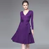 Style européen Automne Sexy Vol en V robe de cou en V robe plissée avec des thambres 7 couleurs plus la taille