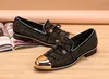 Hot Sale Casual Formal Shoes För Män Black Äkta Läder Tassel Män Bröllop Skor Guld Metallic Mens Studded Loafers 3 Färger