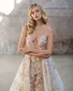 Bohemian 3D Appliqued A-Line Overskirt Bröllopsklänningar Sheer Plunging Neck Sheer Backless Sweep Train Tulle Plus Size Beaded Bridal Gowns