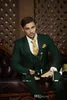 2016 Nieuwe Arrivals One Button Dark Green Groom Tuxedos Peak Revers GroomsMen Beste Man Wedding Prom Diner Past (Jas + Pants + Vest + Tie) G2592