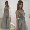 Bling Bling Silver Sequins Beaded Backless Prom Klänningar Deep V Neck Grå Tulle Afton Kappor Sida Split Golv Längd Formell Party Dress