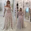 Yousef Aljasmi Femmes Robes Formelles Rose Hors De L'épaule Dentelle Applique Robe De Soirée Balayage Train À Manches Longues Robe De Bal Robe De Soirée