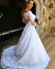 Długie rękawy Linii Neck Off Ramię Długie rękawy Princess Suknie ślubne z aplikacjami Długie koronkowe suknie ślubne z przyciskami z powrotem