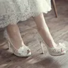 Lyxig modell Bridal Lace Shoes Peep Toe Koren Vit Bröllop Skor Fashion Platform Stiletto Heel Mor of the Bride Shoes