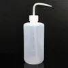 Vente en gros - 250/500 / 1000 ml NOUVEAU Diffuseur de distributeur d'eau d'huile de sauce de bouteille de compression en plastique pour les outils d'arrosage