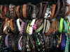 Partihandel 100PCS Massor Top Surfer Tribal Läder Manschett Armband Armband Smycken För Män Kvinnor Present Mixed Style Skicka slumpmässig