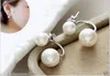 Boucle d'oreille en argent avec deux perles d'eau douce baroques, gris foncé et blanches