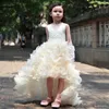 Champagne High Low Flower Girl -jurken kralen Organza Ruffles V Nek Korte voorkant Lange Back First Communion Dress 2022 Girls Pageant -jurken