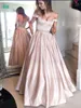 Oszałamiająca linia Blush Różowy Prom Dresses Off The Ramię Długie Formalne Wieczorowe Party Suknie Piętro Długość Nosić z zroszonymi talią i kieszeniami