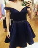 2018 Simple Satin Short Homecoming Dresses Off Shoulder Crystal Pärless rygglös mörkröd Champagne Navy Blue Prom Dresses Party DR4696222