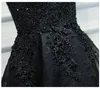 Robes de soirée noires sexy robes de bal en dentelle col en V sans manches à lacets dos longueur au genou robes de soirée appliques avec des perles robes de quinceanera