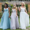 Goedkoop Geplooide Bruidsmeisjes Jurken Lange V-hals Tule Strand Bruiloft Gastjurk Vloer Lengte A-lijn Country Maid of Honour Gowns