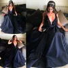 Dark Navy Blue Satin Evening Suknie Sexy Głębokie V Neck Line Prom Dresses Saudyjska Arabia Formalna Party Specjalna okazja Vestidos