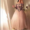 Ball Gown Prom Dresses 2019 Off The Shoulder Sheer Långärmad Baskisk Midja Golv Längd Tulle Arabia Evening Dresses