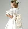 Vintage-Blumenmädchenkleid mit Juwelenausschnitt, knöchellang, Ballonärmel, Spitzensaum, elfenbeinfarbenes Satin-Blumenmädchenkleid mit Champagnerschleife und Schärpe
