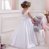 Hot Flower Girl Dress Branco A-Line Arco Sash Sem Mangas Colher Sólida Meninas Primeira Comunhão Vestido Venda Quente Vestido De Comunion Bordado