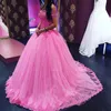 魅力的なピンクチュールQuinceaneraのドレス肩の甘い16ボールガウンレーストップスウィートシックスレッドドレスプロムパーティーガウン