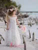 Gorgeous White Flower Girls 'Vestidos para boda 2019 Square Lace Ruffles Niños Ropa formal Sin mangas Long Beach Girl's Pageant Vestidos