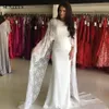 Robes de bal blanches élégantes 2018 robes de soirée en dentelle et en mousseline de soie style Cape Arabie Saoudite femmes robes de soirée formelles sur mesure