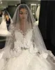 2017 Sexy Luxury Arabic Ball Gown Bröllopsklänningar Scoop Neck Långärmade Snören Applikationer Pärlor Puffy Court Tåg Plus Storlek Bröllopklänningar