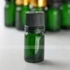 Flacone contagocce in vetro verde cosmetico all'ingrosso in fabbrica, flacone vuoto da 5 ml per olio essenziale con tappo a prova di bambino