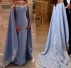 Saudiarabiska långa kvällsklänningar Cape Style Sheer Neck Satin Sheath Prom Klänningar med en kappa Spets Appliques Formella Party Chowns