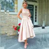 2020 Cheap Elegent Mãe da noiva vestidos Jewel Neck Blush rosa cristal frisado cetim curto Alta Baixa Duração Mãe Formal do noivo Vestidos