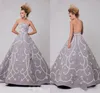 Eleganckie Perły Frezowanie Arabskie Suknie Wieczorowe Szare Bez Ramiączek Sexy Backless Satin Prom Dresses Długość podłogi Formalne Party Suknie Dostosowane