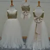 2020 Yeni Yüksek Kalite Çiçek Kız Elbise Pırıltılı Altın Pullarda Çocuk Uzun Örgün Düğün törenlerinde Kolsuz Açık Geri Bow Kanat 426