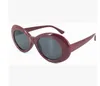 Die günstigsten modernen Strandsonnenbrillen für Damen und Herren aus Kunststoff im klassischen ovalen Stil. Viele Farben zur Auswahl. Sonnenbrillen