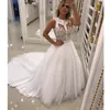 Abiti da sposa moderni A Line Appliques in pizzo Abiti da sposa senza maniche con perline Tulle Sweep Train Bottoni ricoperti sul retro Abiti da sposa