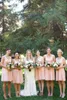 2022 Hellrosa kurze Brautjungfernkleider mit V-Ausschnitt, günstiges Chiffon-Land-Brautjungfernkleid, sexy Hochzeitsgastkleider für Hochzeiten268E