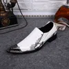 Festa di Natale Chaussure Homme Scarpe oxford con punta in metallo con stampa serpente bianca per uomo Scarpe eleganti zapatos italianeScarpe formali da sposa