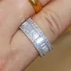 Luxe 10KT White Gold filled Square Pave instelling volledige Gesimuleerde Diamond CZ Edelsteen Ringen Sieraden Cocktail Wedding Band Ring Voor Vrouwen Mannen