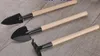 1 Conjunto = 3 pcs Mini Kit de Ferramentas de Jardim Pequena Pá Rake Spade Cabo de Madeira Cabeça de Metal Crianças Jardineiro Ferramenta de Jardinagem ferramenta