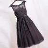 11 Renkler 2018 Yeni Varış Küçük Siyah Kısa Mezuniyet Elbiseleri Diz Boyu Dantel Aplike Fermuar Geri Kokteyl Elbiseleri Parti Elbise
