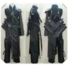 Cosplay Nuvem Final Fantasy VII com broche saco de espada