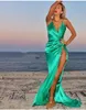 Romantisk siden Satin Green Prom Dress Långt baklöst golvlängd Sexig strandsida Slitfestklänningar Evening Wear Cheap4932441
