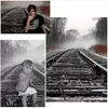 5×7フィートの列車トラック写真の背景ビニールミストの木の子供子供たちの子供たちの背景写真スタジオ写真撮影ブース小道具