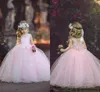 Lichtroze bloem meisjes jurken scoop halslijn mouwloze verjaardag jurk terug rits baljurk met handgemaakte bloemen tiered op maat gemaakt